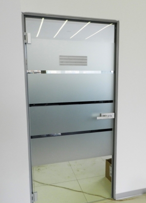 Цельностеклянная дверь в алюмин раме (1)